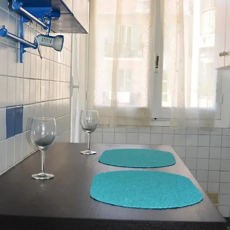 Beautiful Flat 6 People Center Town شقة نيس